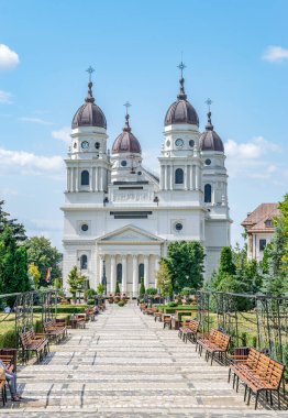 Romanya 'nın Iasi kentindeki Metropolitan Katedrali. Romanya 'nın en büyük tarihi Ortodoks kilisesidir. Iasi 'de güneşli bir yaz gününde mavi gökyüzü olan tarihi bir kilise. Iasi Katedrali.