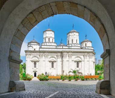 Romanya 'nın Iasi kentindeki Golia Manastırı. Iasi 'de güneşli bir yaz gününde mavi gökyüzü olan tarihi bir kilise. Iasi tarihi anıtı .
