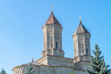 Romanya 'nın Iasi kentindeki Trei Ierarhi Manastırı (Üç Hiyerarşik Manastırı). Iasi 'de 17. yüzyıldan kalma tarihi bir eser. Güneşli bir yaz gününde Iasi 'de güzel bir kilise..