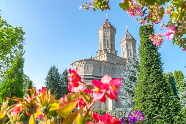 Romanya 'nın Iasi kentindeki Trei Ierarhi Manastırı (Üç Hiyerarşik Manastırı). Iasi 'de 17. yüzyıldan kalma tarihi bir eser. Güneşli bir yaz gününde Iasi 'de güzel bir kilise..