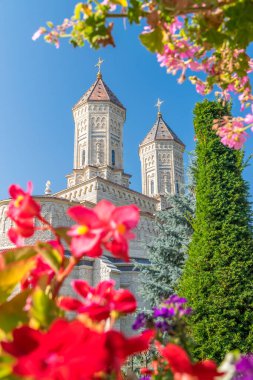Romanya 'nın Iasi kentindeki Trei Ierarhi Manastırı (Üç Hiyerarşik Manastırı). Iasi 'de 17. yüzyıldan kalma tarihi bir eser. Güneşli bir yaz gününde Iasi 'de güzel bir kilise..