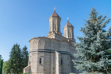 Romanya 'nın Iasi kentindeki Trei Ierarhi Manastırı (Üç Hiyerarşik Manastırı). Iasi 'de 17. yüzyıldan kalma tarihi bir eser. Güneşli bir yaz gününde Iasi 'de güzel bir kilise..
