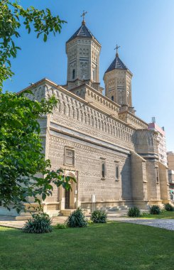 Romanya 'nın Iasi kentindeki Trei Ierarhi Manastırı (Üç Hiyerarşik Manastırı). Iasi 'de 17. yüzyıldan kalma tarihi bir eser. Güneşli bir yaz gününde Iasi 'de güzel bir kilise..