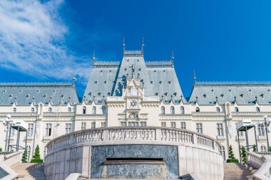 Romanya 'nın Iasi kentindeki Kültür Sarayı. Güneşli bir yaz gününde Iasi şehrinin sembolü olan Kültür Sarayı 'nın Palas Bahçesi' nden dikiz aynası. Iasi Sarayı.
