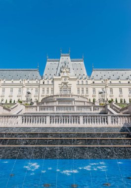 Romanya 'nın Iasi kentindeki Kültür Sarayı. Güneşli bir yaz gününde Iasi şehrinin sembolü olan Kültür Sarayı 'nın Palas Bahçesi' nden dikiz aynası. Iasi Sarayı.