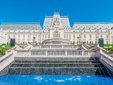 Romanya 'nın Iasi kentindeki Kültür Sarayı. Güneşli bir yaz gününde Iasi şehrinin sembolü olan Kültür Sarayı 'nın Palas Bahçesi' nden dikiz aynası. Iasi Sarayı.