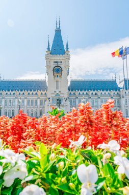 Romanya 'nın Iasi kentindeki Kültür Sarayı. Güneşli bir yaz gününde Iasi şehrinin sembolü olan Kültür Sarayı 'nın Saray Meydanı' ndan ön manzara. Iasi Sarayı.
