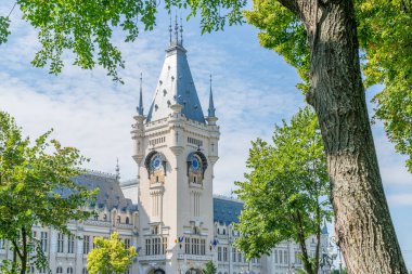 Romanya 'nın Iasi kentindeki Kültür Sarayı. Güneşli bir yaz gününde Iasi şehrinin sembolü olan Kültür Sarayı 'nın Saray Meydanı' ndan ön manzara. Iasi Sarayı.