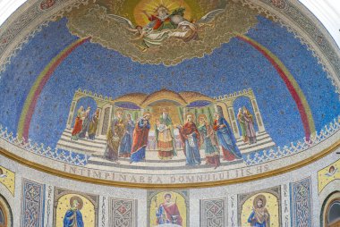 Iasi, Romanya - 6 Ağustos 2019: Romanya 'nın Iasi kentindeki Metropolitan Katedrali. Romanya 'nın en büyük tarihi Ortodoks kilisesidir. Güneşli bir yaz gününde, mavi gökyüzü ile Iasi 'de tarihi bir kilise.