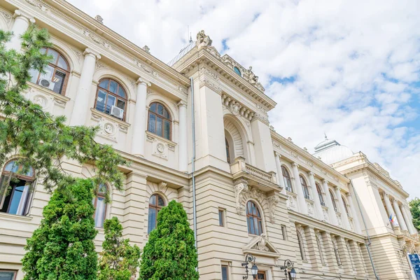 Romanya 'nın Iasi kentindeki Alexandru Ioan Cuza Üniversitesi. Iasi 'deki Alexandru Ioan Cuza Üniversitesi' nde güneşli bir yaz gününde mavi gökyüzüyle. Iasi tarihi anıtı .