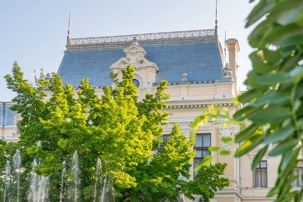 Iasi 시청은 루마니아의 Iasi Roznovanu 궁전에 위치한다 여름날푸른 하늘을 배경으로 — 스톡 사진