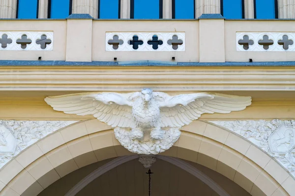 ルーマニアのヤシにある文化宮殿 晴れた夏の日にヤシの街のシンボルである文化の宮殿 ヤシ宮殿 — ストック写真