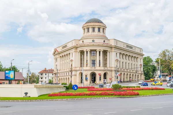 Iasi, Romanya - 6 Ağustos 2019: Romanya 'nın Iasi kentindeki Mihai Eminescu Üniversitesi Kütüphanesi. Iasi 'deki Mihai Eminescu Üniversitesi Kütüphanesi güneşli bir yaz gününde mavi gökyüzüyle. Iasi tarihi anıtı .