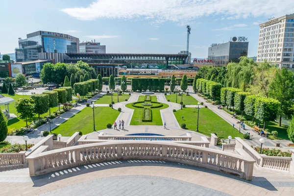 루마니아 문화의 궁전이다 문화의 궁전에 팔라스 정원에서 바라본 풍경은 여름날이면 — 스톡 사진