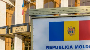 Önünde Moldova Bayrağı olan Chisinau 'daki Cumhuriyet Sarayı. Çok amaçlı resmi bir binanın yanı sıra Moldova 'nın Chisinau kentinde bir konser ve tiyatro salonu..