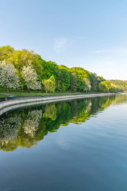 Valea Morilor Parkı ve Valea Morilor gölü güneşli bir bahar gününde Moldova 'nın Chisinau kentinde. Chisinau, Moldova 'nın en popüler parklarından biridir..