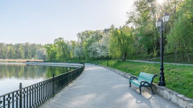 Valea Morilor Parkı ve Valea Morilor gölü güneşli bir bahar gününde Moldova 'nın Chisinau kentinde. Chisinau, Moldova 'nın en popüler parklarından biridir..