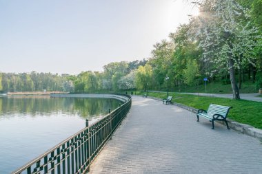 Valea Morilor Parkı ve Valea Morilor gölü güneşli bir bahar gününde Moldova 'nın Chisinau kentinde. Chisinau, Moldova 'nın en popüler parklarından biridir..