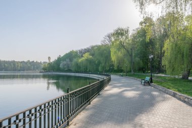 Valea Morilor Parkı ve Valea Morilor gölü güneşli bir bahar gününde Moldova 'nın Chisinau kentinde. Chisinau, Moldova 'nın en popüler parklarından biridir..