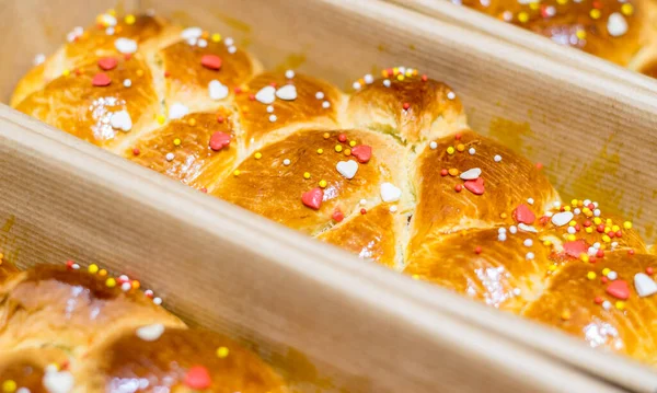 Geleneksel Cozonac ayrıca Kozunak, Pasqua, Tsoureki, Choreg olarak da bilinir. Paskalya için ve Bulgaristan, Romanya ve Moldova 'daki her büyük bayram için hazırlanmış bir çeşit Stollen veya tatlı mayalanmış ekmek türüdür..