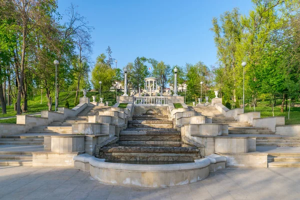 Chisinau, Moldova - Valea Morilor Parkı 'ndaki Scara Cascadelor manzarası, Moldova Cumhuriyeti' nin Chisinau kentindeki güneşli bir yaz gününde mavi gökyüzü ile en popüler parklardan biri..