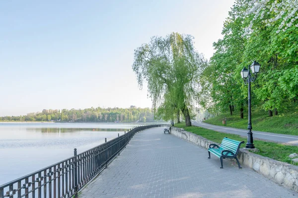 Valea Morilor Park Jeziorem Valea Morilor Kiszyniowie Mołdawia Słoneczny Wiosenny — Zdjęcie stockowe