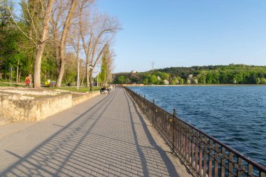 Chisinau, Moldova - 25 Mart 2019: Valea Morilor Parkı güneşli bir bahar gününde Chisinau, Moldova 'da Valea Morilor Gölü ile birlikte. Chisinau, Moldova 'nın en popüler parklarından biridir..