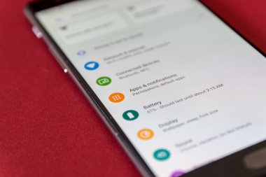 Cluj, Romanya - 15 Temmuz 2019: Android 9 ayarları menüsündeki uygulamalar ve uyarılar. Uygulamalar ve bildirimler illüstrasyonelleştirir.