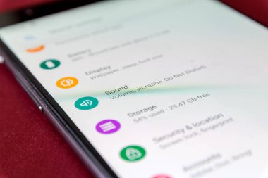 Cluj, Romanya - 17 Haziran 2019: Android 9 ayar menüsünde ses. İllüstrasyon niteliğinde..