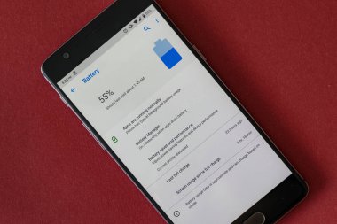 Cluj, Romanya - 15 Temmuz 2019: Android 9 ayar menüsündeki pil durumu ve ayarları. Pil durumu illüstrasyon editörü.