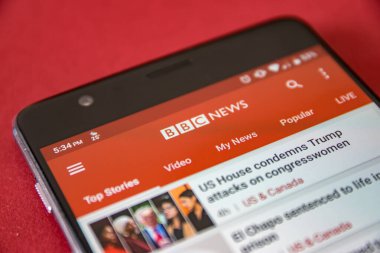 Cluj, Romanya - 17 Temmuz 2019: Android aygıtı üzerinde çalışan Bbc uygulaması. BBC uygulaması illüstrasyon editörü. Bbc son dakika haberi.