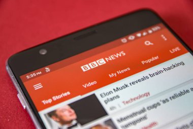 Cluj, Romanya - 17 Temmuz 2019: Android aygıtı üzerinde çalışan Bbc uygulaması. BBC uygulaması illüstrasyon editörü. Bbc son dakika haberi.