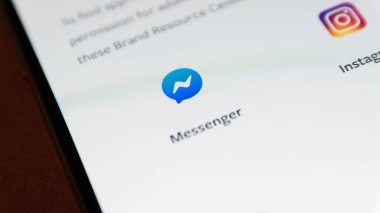 Cluj, Romanya - 06 Kasım 2019: Facebook kuryesi akıllı telefon ekran ayarları menüsüne yaklaştı. Facebook kurye illüstrasyon makalesi.