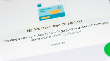 Cluj, Romanya - 06 Kasım 2019: Facebook Sayfaları menüsündeki ilanlar. Facebook reklamları illüstrasyon yazıları.