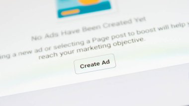 Cluj, Romanya - 06 Kasım 2019: Facebook Sayfa menüsünde reklam düğmesi oluştur. Facebook reklamları illüstrasyon yazıları.