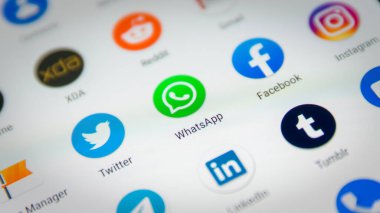 Cluj, Romanya - 06 Kasım 2019: Whatsapp simgesi akıllı telefon ekran ayarları menüsünü kapatıyor. Whatsapp illüstrasyon editörü.