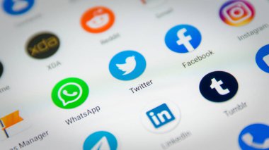 Cluj, Romanya - 06 Kasım 2019: Akıllı telefon ekranı menüsünde Twitter simgesi yakın plan. Twitter illüstrasyon editörü.