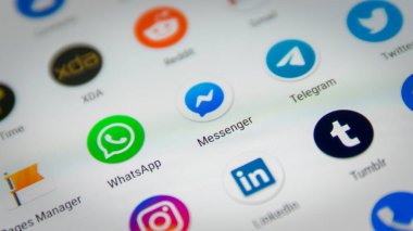 Cluj, Romanya - 06 Kasım 2019: Facebook kuryesi akıllı telefon ekran ayarları menüsüne yaklaştı. Facebook kurye illüstrasyon makalesi.