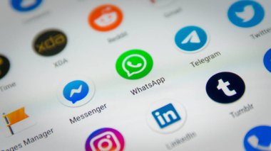 Cluj, Romanya - 06 Kasım 2019: Whatsapp simgesi akıllı telefon ekran ayarları menüsünü kapatıyor. Whatsapp illüstrasyon editörü.