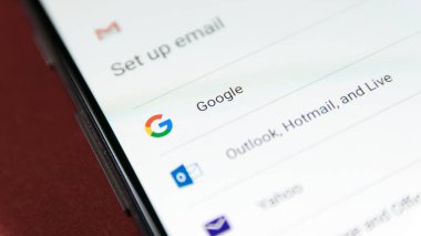 Cluj, Romanya - 06 Kasım 2019: Bir Android akıllı telefon ekranına e-posta yakın plan kurun. Android gmail resimli editör ayarladı.