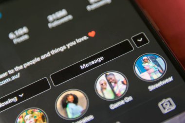 Cluj, Romanya - 17 Temmuz 2019: Android aygıtı üzerinde çalışan bir Instagram uygulaması. Instagram uygulaması illüstrasyon makalesi. Instagram uygulaması.