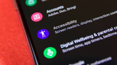 Cluj, Romanya - 15 Temmuz 2019: Android 9 ayar menüsünde erişim. Erişilebilirlik illüstrasyonuName.