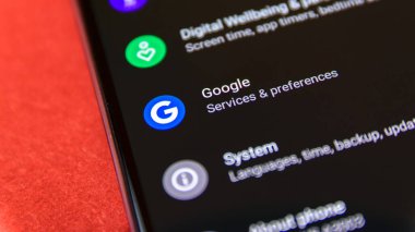 Cluj, Romanya - 15 Temmuz 2019: Android 9 ayar menüsünde Google. Google illüstrasyon editörü.