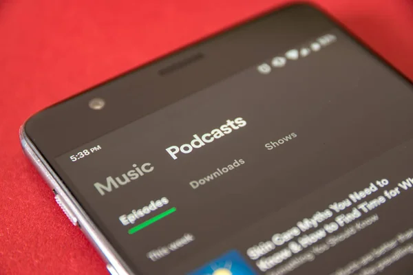 Cluj, Romanya - 17 Temmuz 2019: Android aygıtında çalışan bir uygulamayı bozun. Uygulama illüstrasyon yazısını şımart. Podcast 'i Düzenle.
