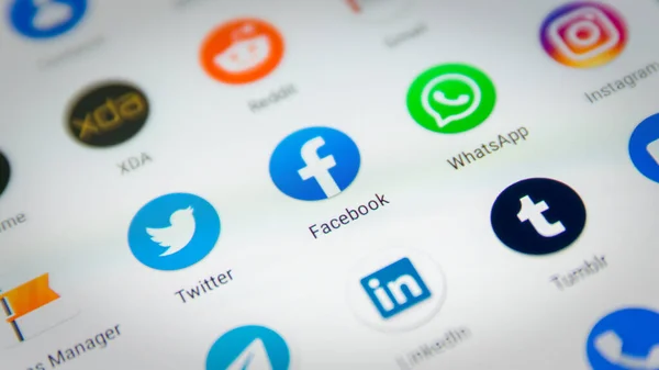 Cluj, Romanya - 06 Kasım 2019: Bir akıllı telefon ekranı menüsüne Facebook simgesi yakın plan. Facebook illüstrasyon editörü.