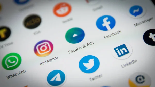 Cluj, Romanya - 06 Kasım 2019: Bir akıllı telefon ekranı menüsünde Facebook İlanları simgesi kapatıldı. Facebook Reklamları İllüstrasyon Editörü.