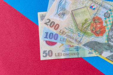 Rumen banknotları mavi ve kırmızı arka planda. Romen Para Birimi 'nden Ron Coloseup. Romanya Merkez Bankası Bnr tarafından yayınlanan Rumen Ron ve Lei Banknotes. Romanya Maliye ve Ekonomi Konsepti.