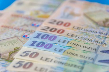Rumen banknotları mavi ve kırmızı arka planda. Romen Para Birimi 'nden Ron Coloseup. Romanya Merkez Bankası Bnr tarafından yayınlanan Rumen Ron ve Lei Banknotes. Romanya Maliye ve Ekonomi Konsepti.