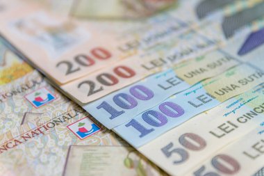 Rumen banknotları mavi ve kırmızı arka planda. Romen Para Birimi 'nden Ron Coloseup. Romanya Merkez Bankası Bnr tarafından yayınlanan Rumen Ron ve Lei Banknotes. Romanya Maliye ve Ekonomi Konsepti.