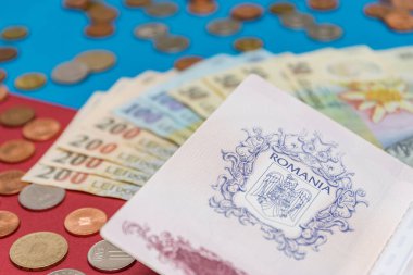 Romen konsepti Romen pasaportu ve Rumen para / banknotları mavi ve kırmızı arka planda. Romanya Pasaportu ve Romen para birimi. Romanya Maliye ve Ekonomi Konsepti.